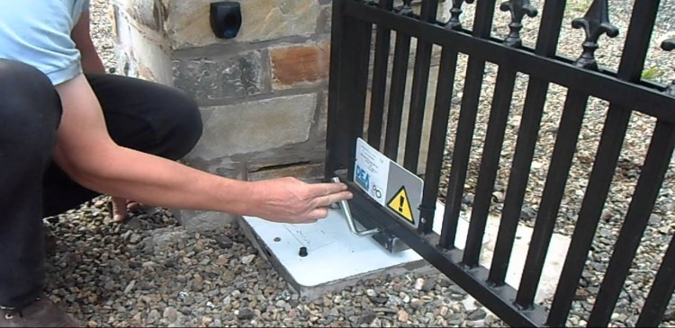 Electric gate opener